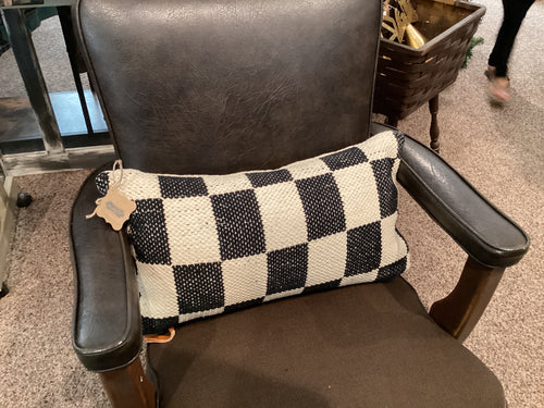 Checkered Pillow- Scheller